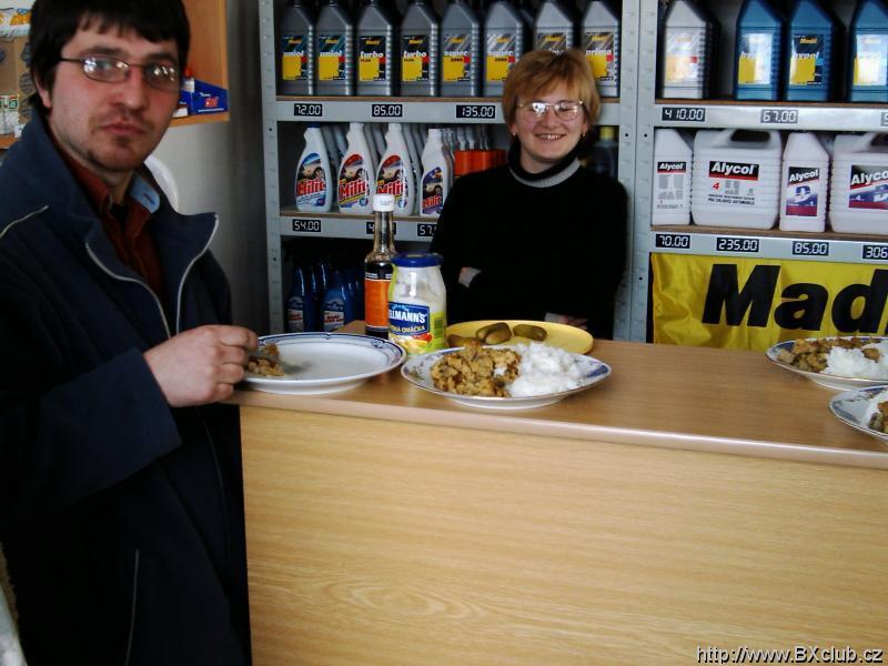 Motor je vonku - zasluzena obedpauza ... v zabere katja hrda stvoritelka obeda. Bol fajnovyyy.