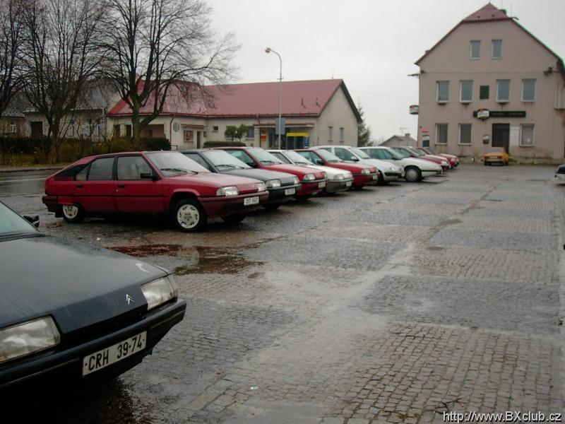 Parkovit ped Hotelem Se - leva strana. autor: Krovak