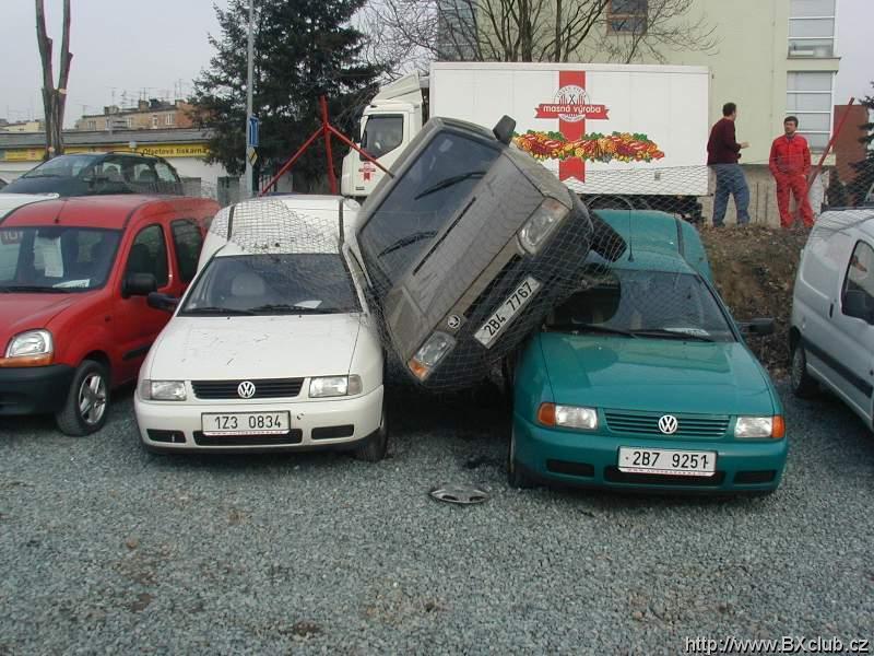 Mlad (15 let) pilot vozu  . Favorit nezvldl zen, projel pes parkovit, pelt chodnk a skoil nm na plac :o)