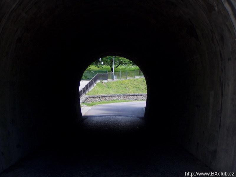 tunel vedouci z hraze