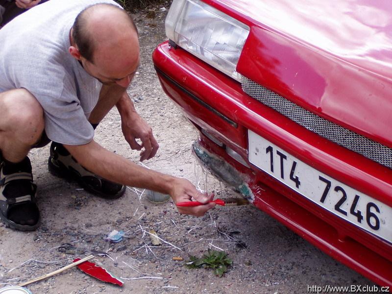 Instalater laminuje rozbity Petrikuv spojler