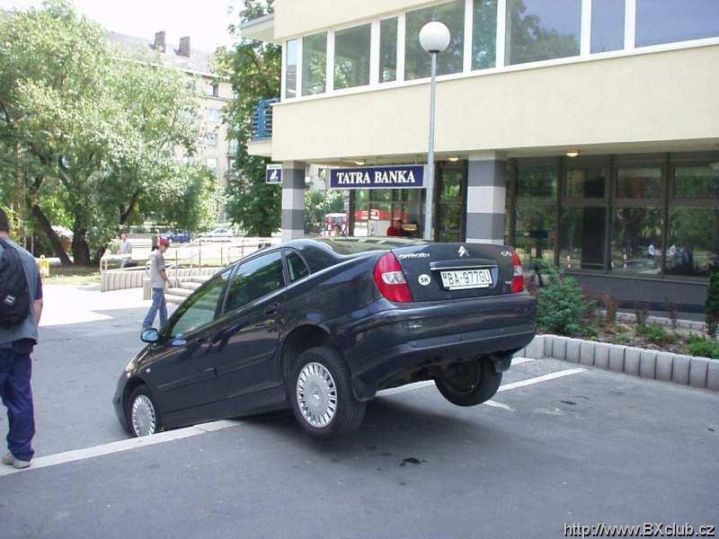 takto ma v autoskole parkovat neucili:)))